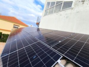 Instalación de 12 placas con inversor y batería Instalación de 12 placas con inversor y batería